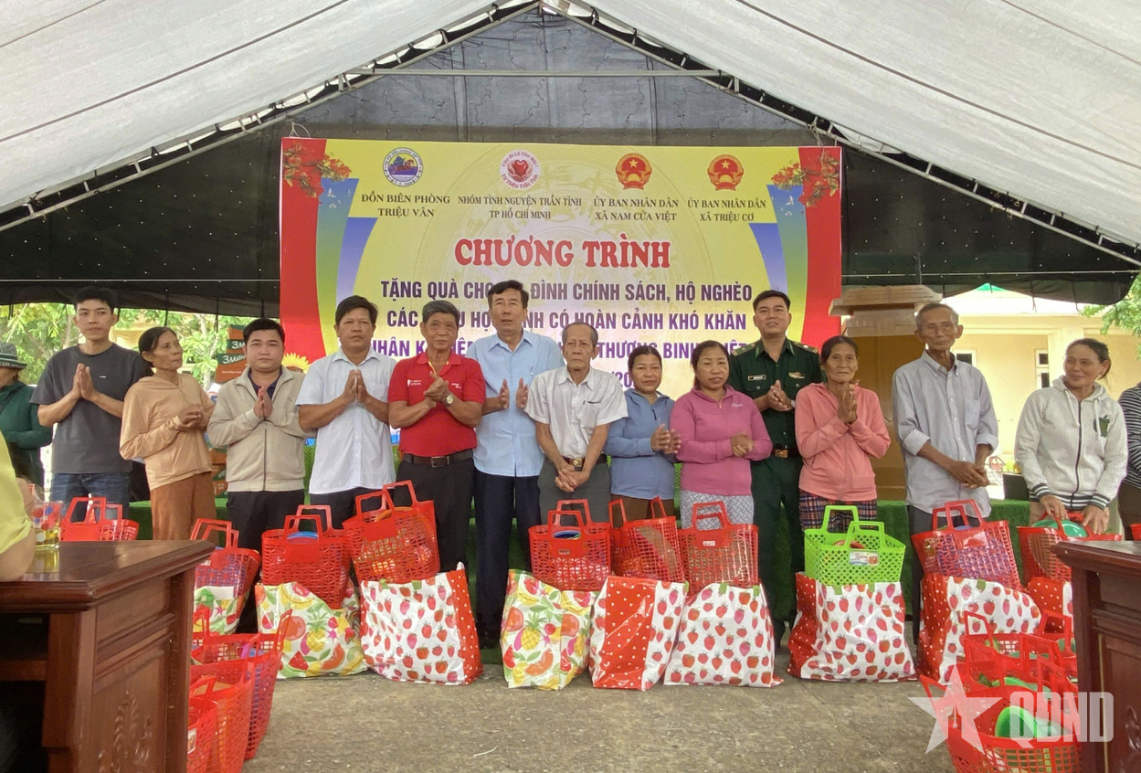 Đồn Biên phòng Triệu Vân trao 200 suất quà tri ân gia đình chính sách